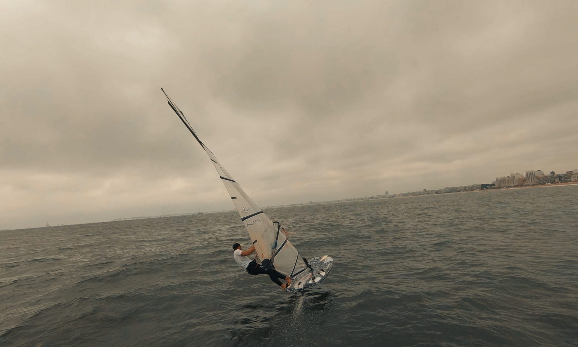 Photo aérienne planche a foil - drone fpv planche a voile