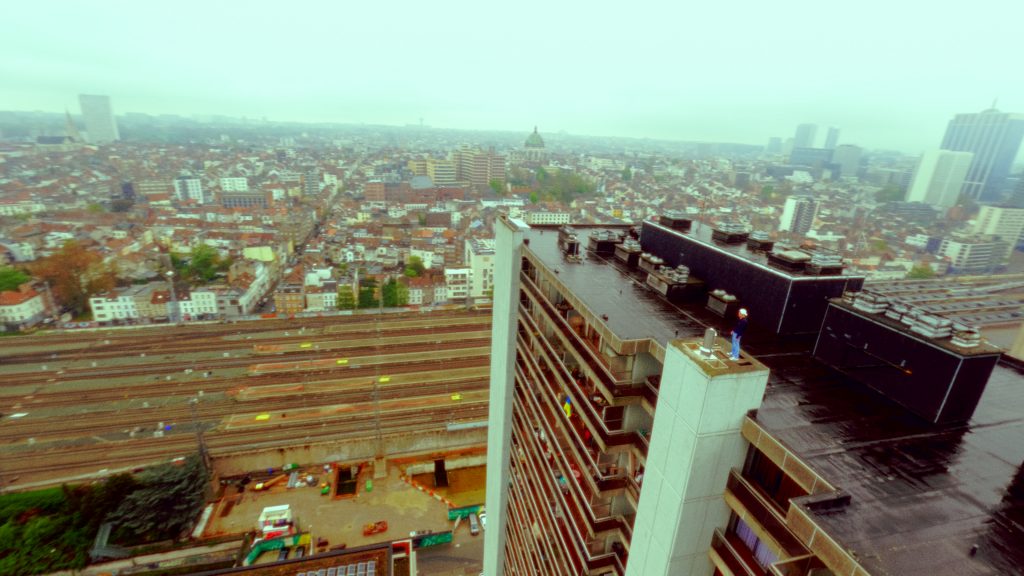 Rappeur en haut d'un building filmé en drone FPV