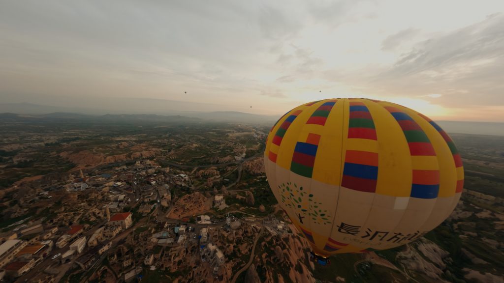 Photo aérienne en drone FPV d'une montgolfière