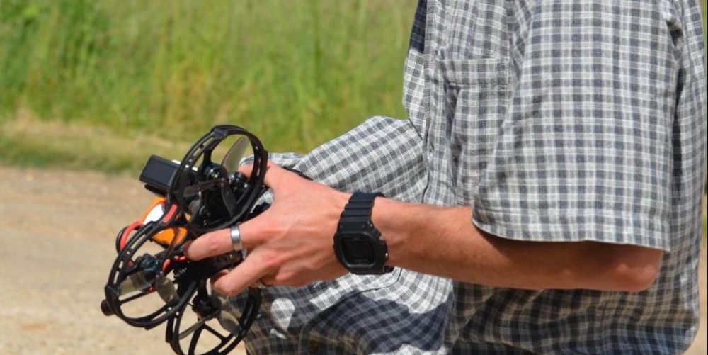 Présentation Drone FPV Cinewhoop dans la main d'un pilote de drone